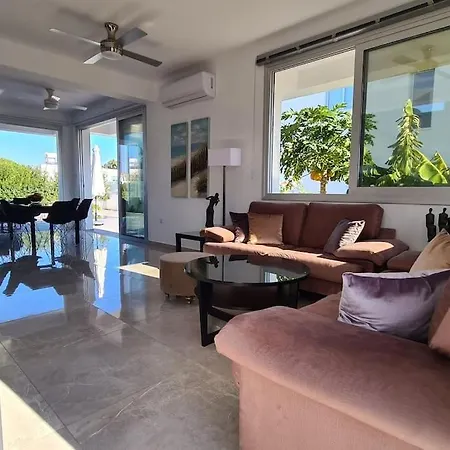 Villa Villa, Swimming Pool, Bbq Grill, 3 Bedrooms, Near Beach *