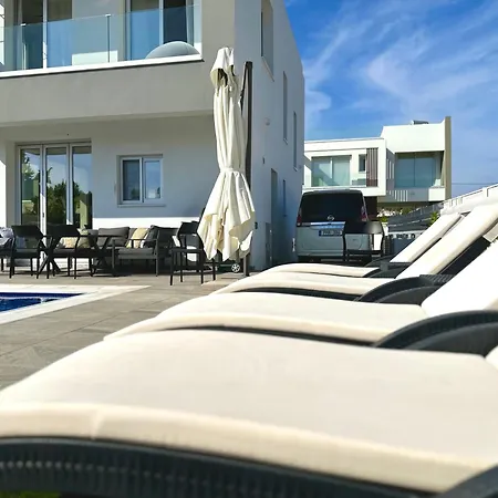 Villa Villa, Swimming Pool, Bbq Grill, 3 Bedrooms, Near Beach